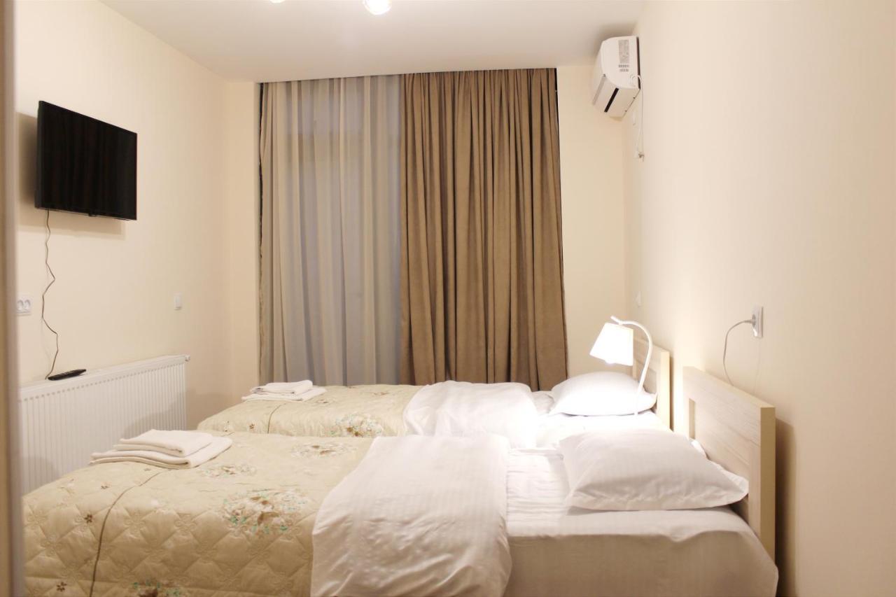 Nitsa Guest House Gori Bagian luar foto
